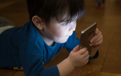 Enfant téléphone1