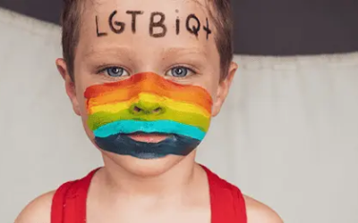 Enfant avec couleurs