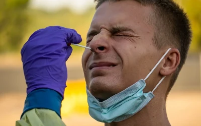 Tests COVID : ce que personne ne vous a dit sur les risques réels